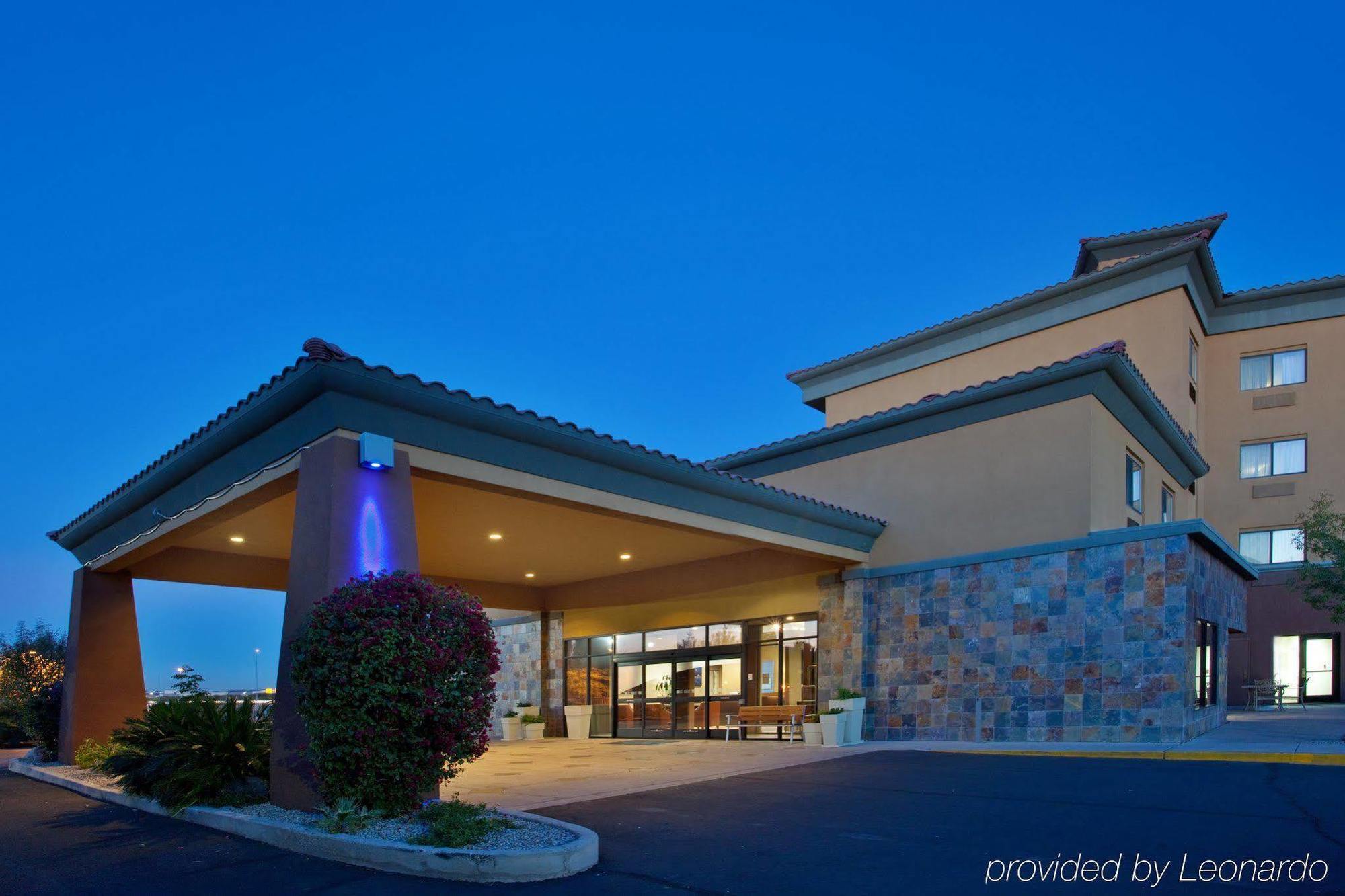 Holiday Inn Express & Suites Phoenix/Chandler Exterior photo